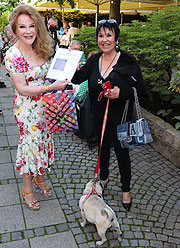 Ulrike Hübner, Uschi Ackermann mit Mops Julchen bei der Geburtstagsfeier von Ulrike Hübner im Bogenhauser Hof (©Foto: Martin Schmitz)